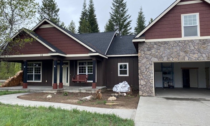 Donnelly House | Beautiful Large Cabin Home 5 minutes from lake, beach. 10 minutes to Tamarak ski