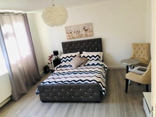 London Borough of Ealing Apartment | Beautiful Large ROOM in London Flat