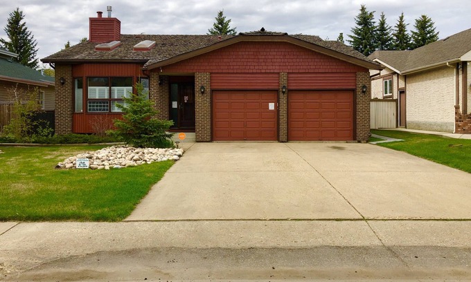 Southwest Edmonton House | Beautiful Large South Edmonton Executive Home