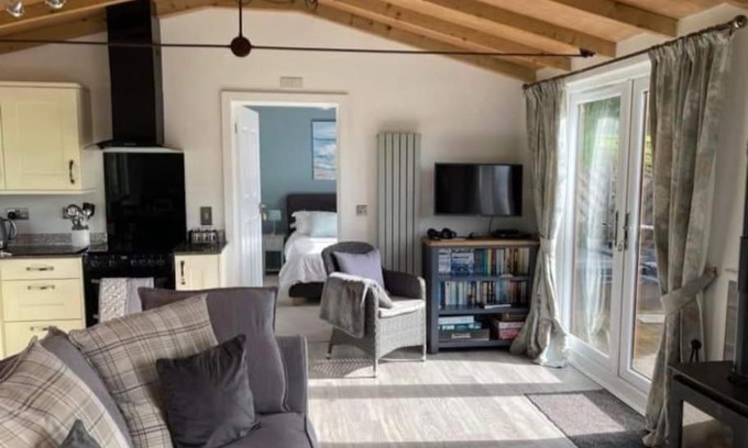 Shute Ski Chalet | Beautiful Lodge for 4 with Hot TubNr Lyme Regis