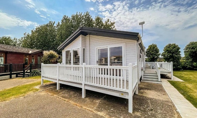 Hunstanton Cabin | Beautiful Lodge With Decking In Hunstanton At Manor Park Ref 23023W