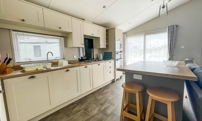Hopton Cabin | Beautiful lodge with decking at Breydon Water Park in Norfolk ref 10022B