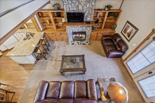 White Oak Lodge Apartment | Beautiful Lofted Condo, Centrally Located