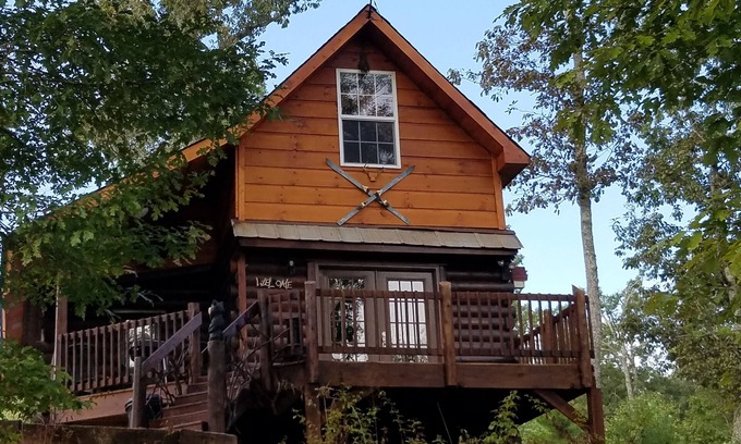 Rutherfordton Cabin | Beautiful log cabin, only minutes from the Equestrian Center