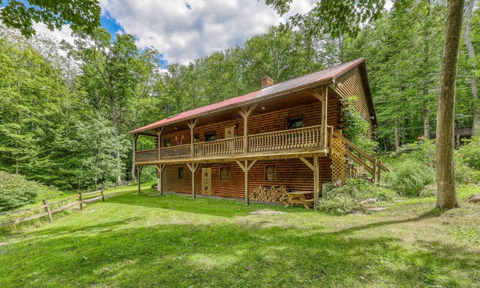 Jamaica House | Beautiful log cabin w/covered porch, fire pit, secluded - close to Stratton Mtn!