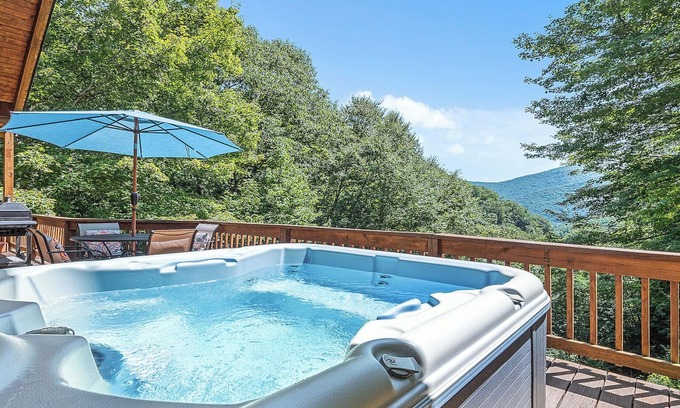 Maggie Valley Cabin | Beautiful Log Home with VIEWS! Hot Tub, Pool Table, High-Speed WIFI!