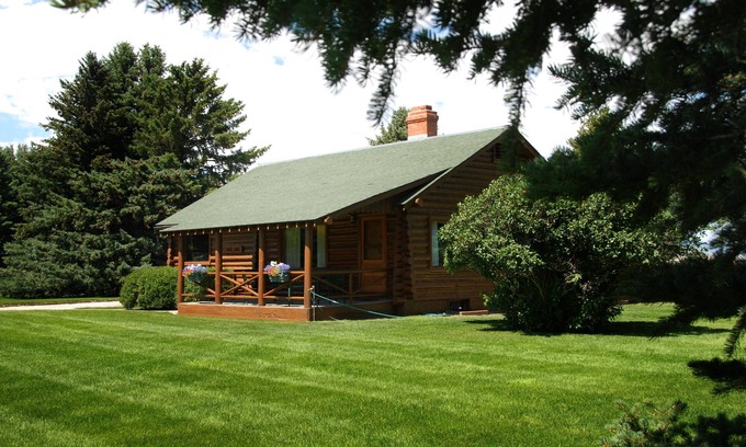 Ennis Cabin | Beautiful Log Home with Mountain Vistas