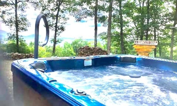 Andrews Cabin | Beautiful Long Range Views in the Smokey Mountains