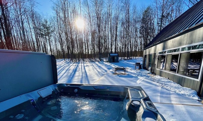 Great Barrington House | Beautiful, Lux & Modern Home with Hot Tub! (Sleeps 7)
