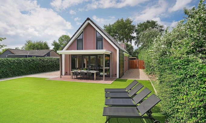 Ouddorp House | Beautiful luxury design vacation homes, only two minutes from the beach with jacuzzi, trampoline and porch (dogs allowed).