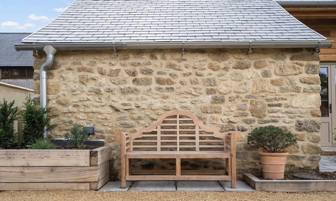Little Coxwell House | Beautiful luxury family holiday barn in Cotswolds with hot tub - pets welcome