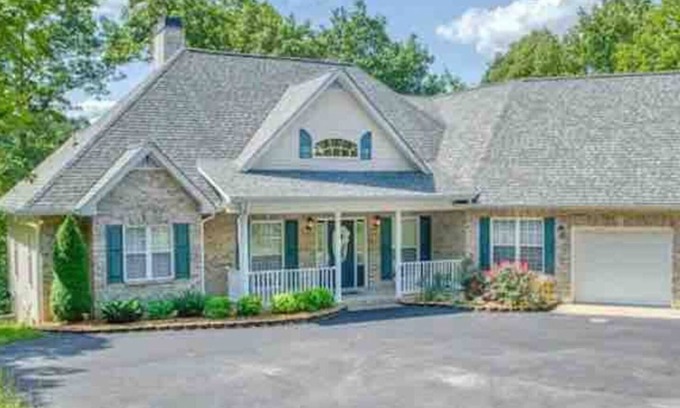Monterey House | Beautiful Luxury Home - beautiful scenery & equipped for your family getaway.