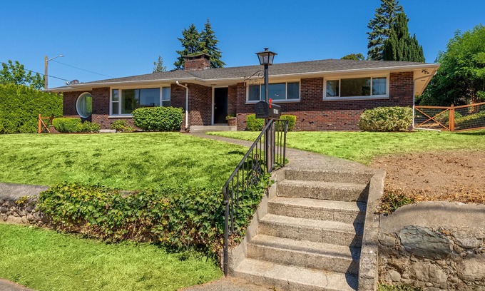 South End House | Beautiful Mid Century Bungalow, right off of I-5!