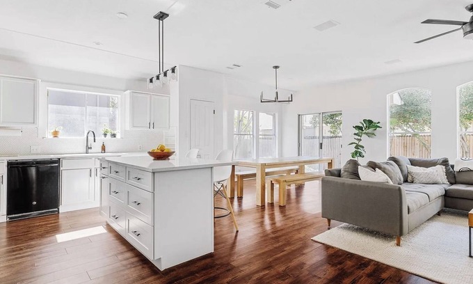 Cedar Park House | Beautiful, modern, 3-bedroom house with WiFi and AC in serene Cedar Park