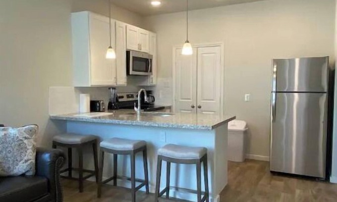 La Grange Apartment | Beautiful, Modern Apartment in La Grange- Great Location!