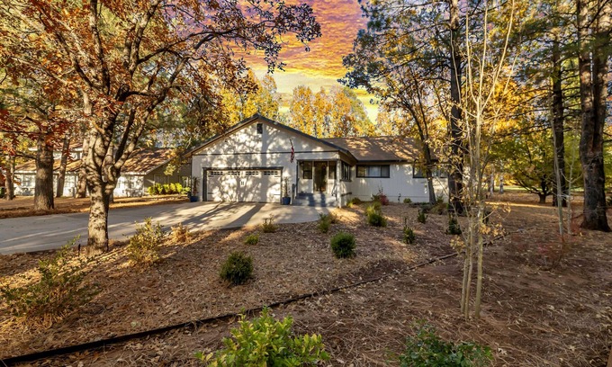 Pinetop Cabin | Beautiful Modern Cabin RIGHT ON THE GOLF COURSE! Perfect for families!
