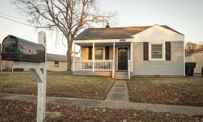 Portsmouth House | Beautiful, modern furnished 3-bedroom, 2-bathroom cottage near attractions.