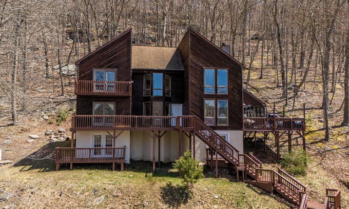 Bushkill Cabin | Beautiful Modern Lodge! Pool Table,8 TVs Wi-Fi Linen provided Central AC