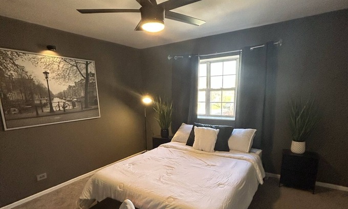 Romeoville House | Beautiful modern townhouse awaiting your stay!