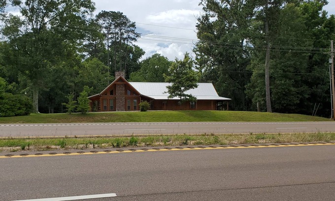 Woodville Cabin | Beautiful Montana Spruce Log Home in Historic Antiques Corridor