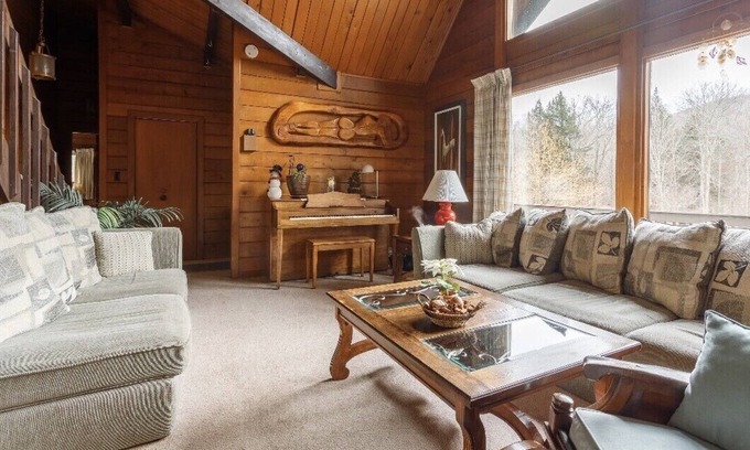 Hunter Ski Chalet | Beautiful Mountain and River View Front Chalet
