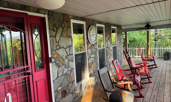 Bakersville House | Beautiful Mountain View’s easily accessible from HWY 226.