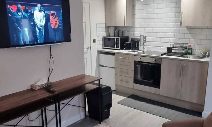 Stoke-on-Trent Apartment | Beautiful 'n' Cosy City Center Stylish experience centrally-located home