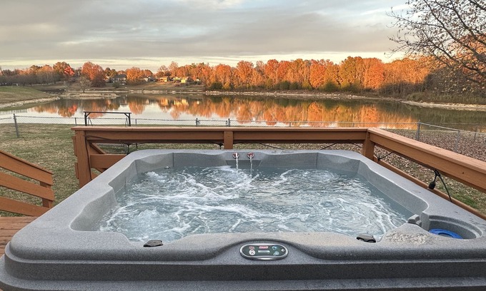 Old Hickory House | Beautiful Nashville Lakeside home With Hot Tub