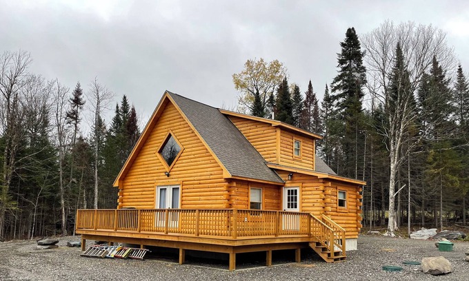 Pittsburg Cabin | Beautiful, New, 2 BR Log Cabin Nestled in Front of Back Lake