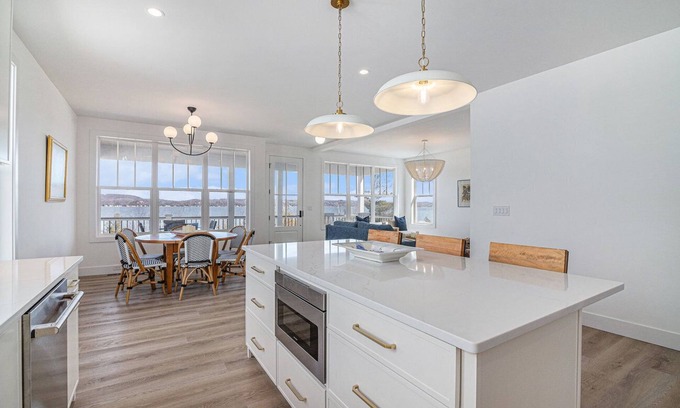 Lake Township Cottage | Beautiful New-Build, Modern Lakefront Crystal Lake Cottagen