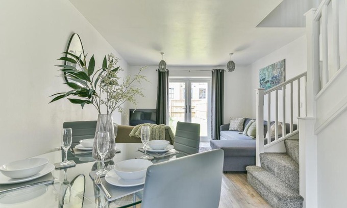 Derby House | Beautiful New House in Derby For up to 5 Guests, Suitable for Families Contractors NHS Staff etc