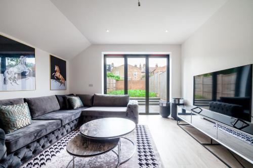 London Borough of Hounslow House | Beautiful New Semi-detached 3 BR House wGarden