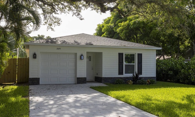 Vero Beach House | Beautiful new Vero Beach home, fenced yard, walk to downtown, 4 mi. to beach!