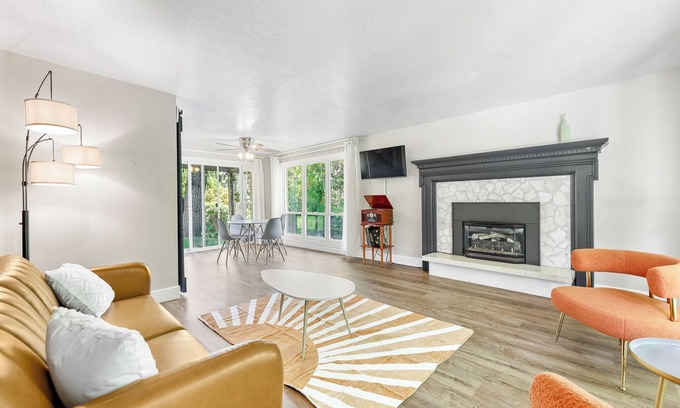 Farmington House | Beautiful, newly remodeled home, sleeps 11 - 2 min drive/10 min walk to Lagoon!