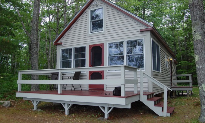 Nobleboro Cottage | Beautiful Newly Renovated Cottage on Water's Edge of Lake Pemaquid