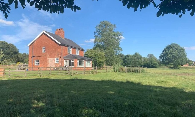 Horncastle House | Beautiful North Cottage, Bainvalley Cottages