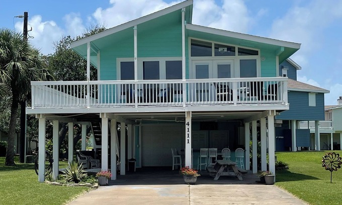 Pirates Beach House | *BEAUTIFUL OCEAN VIEW*-COOL TIKI OUTSIDE BAR- *PIRATES BEACH*