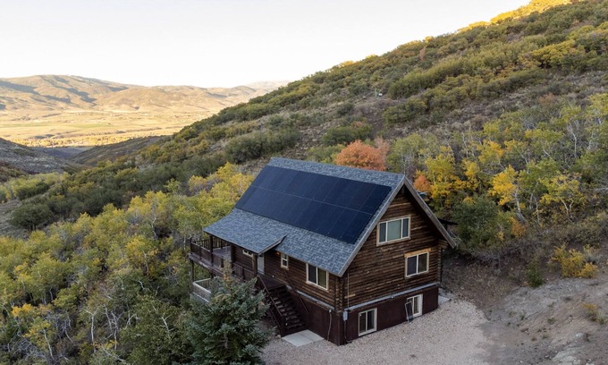 Kamas Cabin | Beautiful Off-Grid Cabin 13 miles from Park City! Sleeps 14!