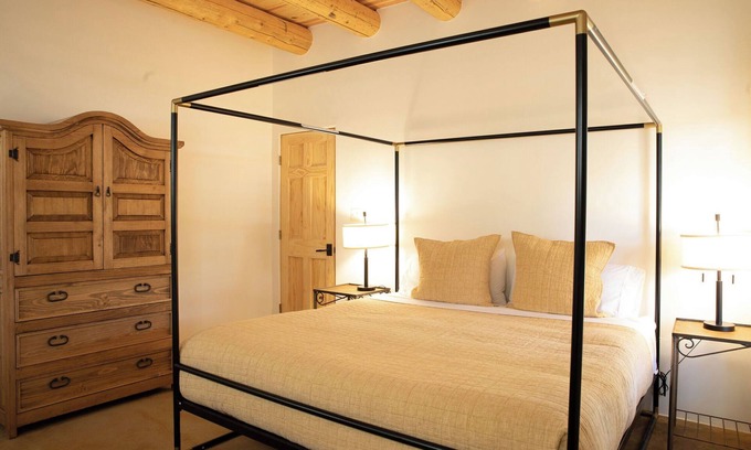 Taos House | Beautiful One Bedroom Casita with View of Taos Mountain
