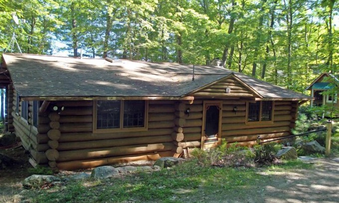 Oxford Cottage | Beautiful open-concept log home in quiet setting on Thompson Lake.
