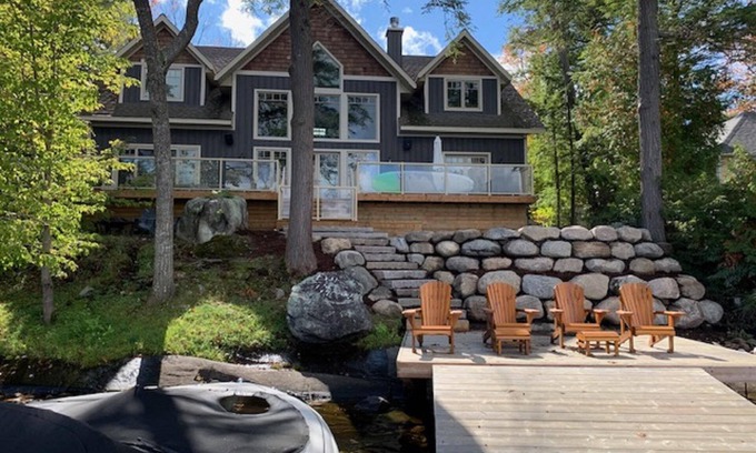 Bala Cottage | Beautiful open-concept cottage on Moon River! 10 Minute walk to Bala!