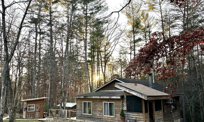 Unaka Cabin | Beautiful & peaceful cabin w deck, garden, firepit & walking trails.