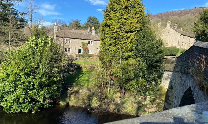 Froggatt House | Beautiful Peak District Cottage with Hot Tub