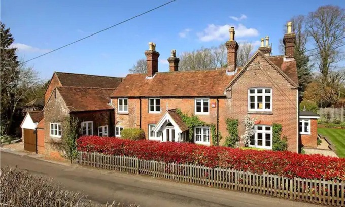 Oakley House | Beautiful Period Country House with Heated Pool