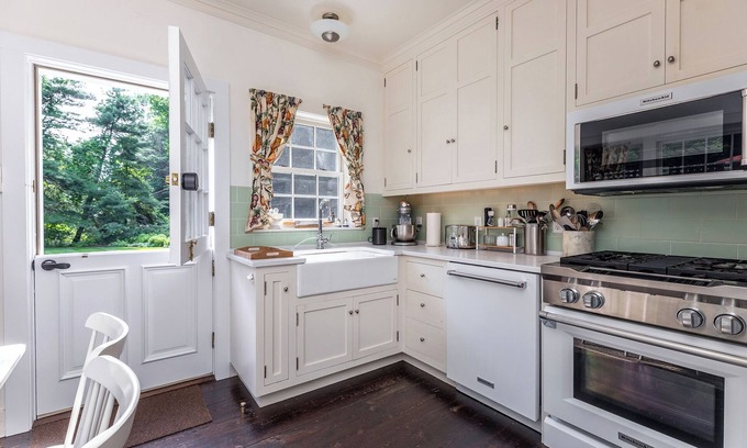 Lakeside House | Beautiful pet friendly riverfront vacation home on the Bantam River in Washington Depot