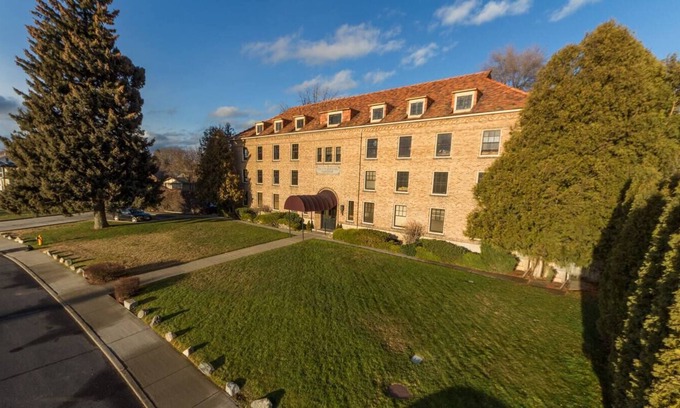 West Central Apartment | Beautiful place!!! 2 bedroom. Historic building