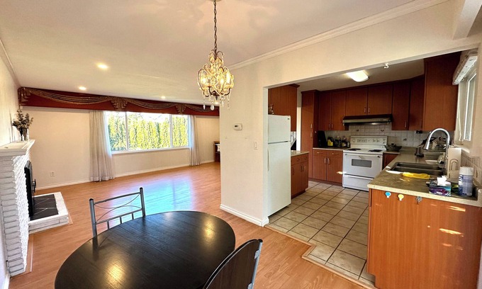 Richmond House | Beautiful Place 3 Bedrooms with Kitchen and Laundry Near Airport, Transit & Mall