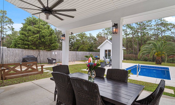 Gulf Breeze House | Beautiful Pool Home and Great Backyard for Corn Hole!