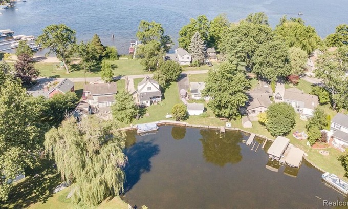 Pinckney House | Beautiful Portage Lake House