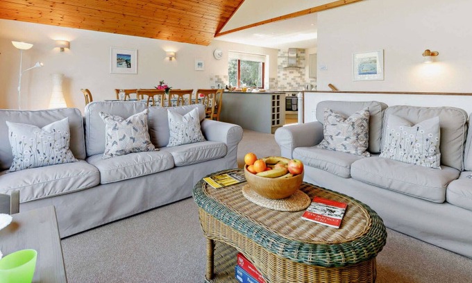 Little Petherick House | Beautiful private villa for 7 people with WIFI, TV, balcony, pets allowed and parking